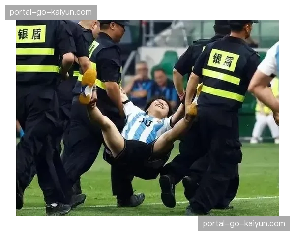 花絮：小球迷冲入场内拥抱偶像，被保安友善带离