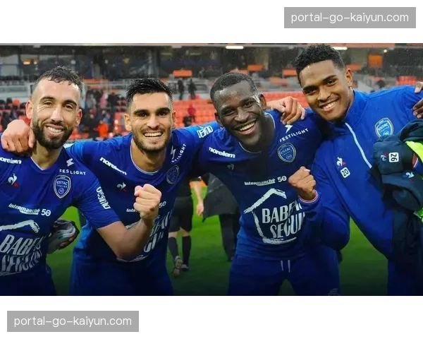 特写：终场哨响，确定保级的特鲁瓦球员相拥庆祝